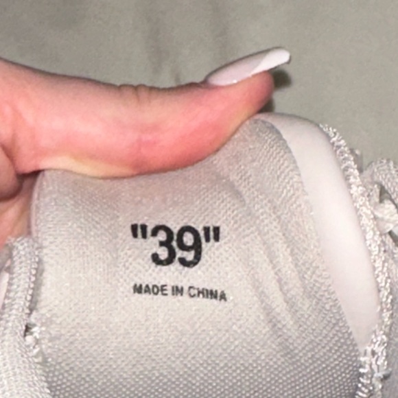 Off-white sneakers - Picture 5 of 5